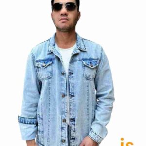 جاكيت جينز شتوي فاخر من Titanium Jeans، مصنوع من قطن 100% بخامة عالية الجودة، ولون تلجي سماوي أنيق بتصميم شامخ وملفت. اختبر الدفء والأناقة في قطعة واحدة من العلامة الأولى في عالم الجينز والجبردين.